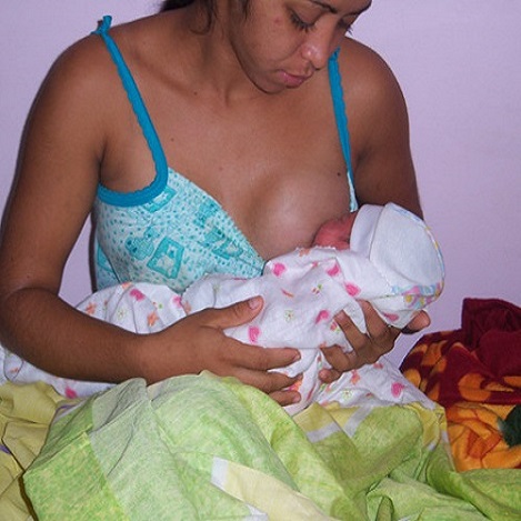 Madre e hijo sostenido en posición adecuada para amamantar 